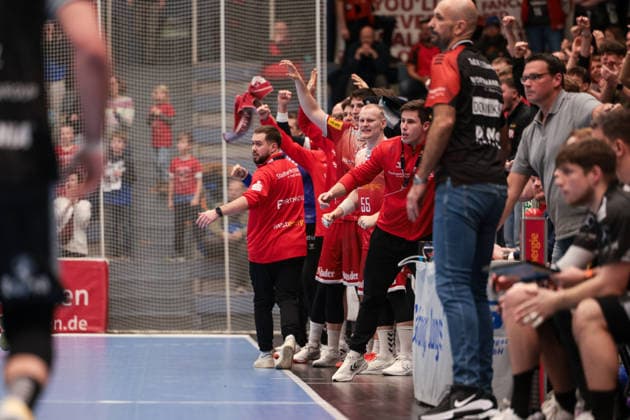 12 12 2025, Handball, Season 2025 2026, 2 Handball Bundesliga, 15 Matchday, TuSEM Essen TuS N Lübbecke, f l Coach Kenji Hövels TuSEM Essen , Oskar Kostuj TuSEM Essen , Youth Coordinator Florian Buddenborg TuSEM Essen cheering, Essen Am Hallo NRW Germany xRHR PHOTO DEx Copyright: DennisxEwert RHR-FOTOx RHR-FOTO DE