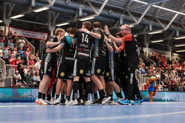 12 12 2025, Handball, Season 2025 2026, 2 Handball Bundesliga, 15 Matchday, TuSEM Essen TuS N Lübbecke, The players of TuS N Lübbecke cheer, Essen Am Hallo NRW Germany xRHR PHOTO DEx Copyright: DennisxEwert RHR-FOTOx RHR-FOTO DE