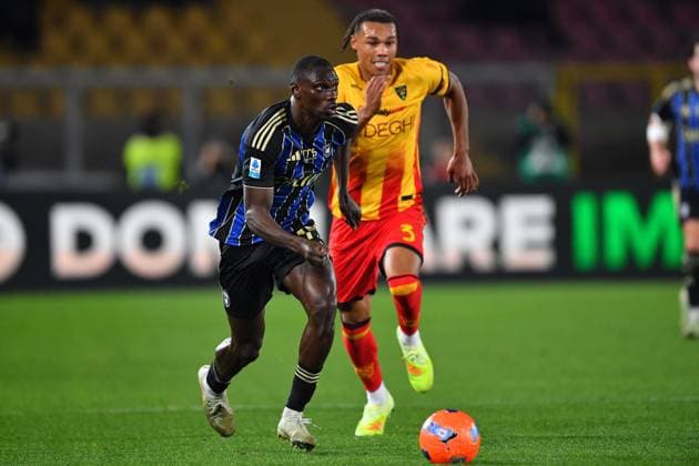 Lecce s Left back Corrie Ndaba (3 US Lecce) and Pisa s Right Winger Idrissa TourÃ (15 Pisa Sporting Club 1909) in action during the Serie A Enilive soccer matchday 15 between US Lecce and Pisa Sportin Club 1909 at the Via del Mare Stadium in Lecce, Italy, Friday, December 12, 2025. (Credit Image: Giovanni Evangelista LaPresse)  Copyright: xGiovannixEvangelista LaPressex