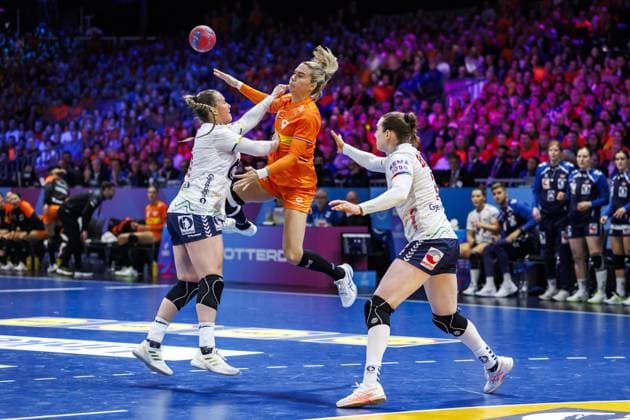 ROTTERDAM - Estavana Polman (NED) in action during the semi-final at the World Handball Championship between the Netherlands and Norway. ANP IRIS VAN DEN BROEK netherlands out - belgium out Rotterdam xVIxxIVx 544691560 originalFilename: 544691560.jpg