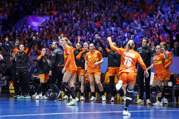 ROTTERDAM - Dutch players cheer during the semi-final at the World Handball Championship between the Netherlands and Norway. ANP IRIS VAN DEN BROEK netherlands out - belgium out Rotterdam xVIxxIVx 544691744 originalFilename: 544691744.jpg