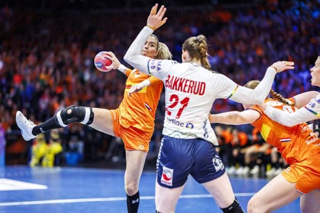 ROTTERDAM - Estavana Polman (NED) in action during the semi-final at the World Handball Championship between the Netherlands and Norway. ANP IRIS VAN DEN BROEK netherlands out - belgium out Rotterdam xVIxxIVx 544691779 originalFilename: 544691779.jpg