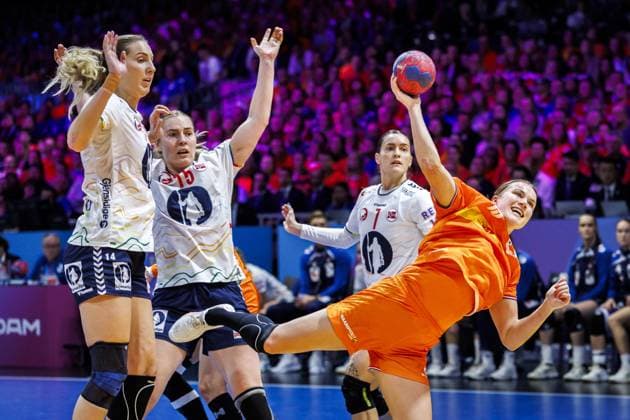 ROTTERDAM - Merel Freriks (NED) in action during the semi-final at the World Handball Championship between the Netherlands and Norway. ANP IRIS VAN DEN BROEK netherlands out - belgium out Rotterdam xVIxxIVx 544691848 originalFilename: 544691848.jpg