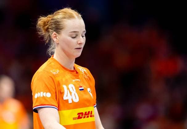 ROTTERDAM - Dione Housheer (NED) in action during the semi-final at the World Handball Championship between the Netherlands and Norway. ANP IRIS VAN DEN BROEK netherlands out - belgium out Rotterdam xVIxxIVx 544692015 originalFilename: 544692015.jpg