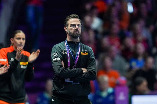2025-12-12 Netherlands v Norway - IHF World Women s Handball Championship ROTTERDAM, NETHERLANDS - DECEMBER 12: Coach Henrik Signell of The Netherlands looks on during the IHF World Women s Handball Championship match between Netherlands and Norway at Ahoy on December 12, 2025 in Rotterdam, Netherlands. Rotterdam Ahoy Netherlands Content not available for redistribution in The Netherlands directly or indirectly through any third parties. Copyright: xHenkxSeppenx