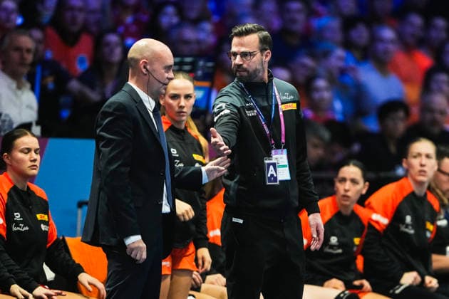 Women s Handball World Championship 2025 Netherlands Norway Rotterdam, Netherlands 20251212 Dutch coach Henrik Signell during the semi final of the Women s Handball World Championship between the Netherlands and Norway at Ahoy Arena Photo Beate Oma Dahle NTB Rotterdam Netherlands EDITORIAL USE ONLY RESTRICTED USE FOR BETTING COMPANIES  Copyright: xBeatexOmaxDahlex xNTBx
