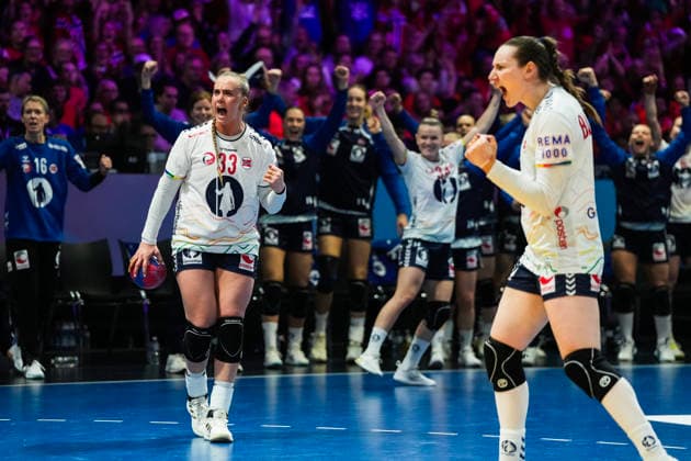 Women s Handball World Championship 2025 Netherlands Norway Rotterdam, Netherlands 20251212 Norway s Thale Rushfeldt Deila and Anniken Wollik celebrate during the semi final of the Women s Handball World Championship between the Netherlands and Norway at Ahoy Arena Photo Beate Oma Dahle NTB Rotterdam Netherlands EDITORIAL USE ONLY RESTRICTED USE FOR BETTING COMPANIES  Copyright: xBeatexOmaxDahlex xNTBx