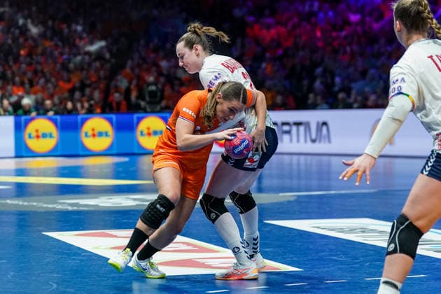 2025-12-12 Netherlands v Norway - IHF World Women s Handball Championship ROTTERDAM, NETHERLANDS - DECEMBER 12: Larissa Nusser of The Netherlands runs with the ball during the IHF World Women s Handball Championship match between Netherlands and Norway at Ahoy on December 12, 2025 in Rotterdam, Netherlands. Rotterdam Ahoy Netherlands Content not available for redistribution in The Netherlands directly or indirectly through any third parties. Copyright: xHenkxSeppenx