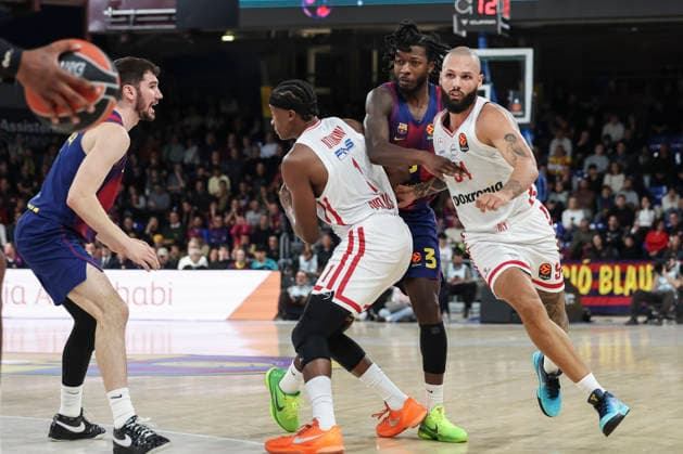December 12, 2025, Barcelona, Barcelona, Spain: Evan Fournier of Olympiacos Piraeus and Myles Cale of FC Barcelona, Barca fight for the ball during the EuroLeague Regular Season Round 15 match played between FC Barcelona and Olympiacos Piraeus at Palau Blaugrana on December 12, 2025 in Barcelona, Spain. Barcelona Spain - ZUMAa181 20251212_zaa_a181_164 Copyright: xJavierxBorregox