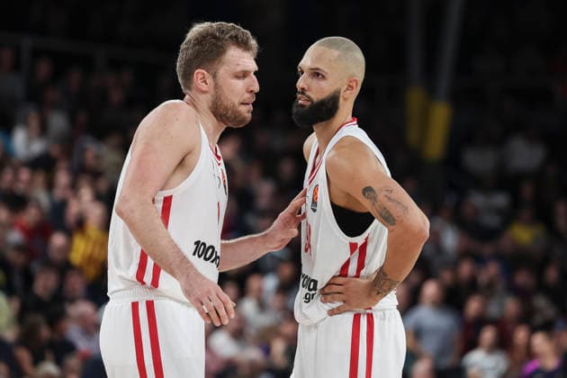 December 12, 2025, Barcelona, Barcelona, Spain: Sasha Vezenkov and Evan Fournier of Olympiacos Piraeus gestures during the EuroLeague Regular Season Round 15 match played between FC Barcelona, Barca and Olympiacos Piraeus at Palau Blaugrana on December 12, 2025 in Barcelona, Spain. Barcelona Spain - ZUMAa181 20251212_zaa_a181_173 Copyright: xJavierxBorregox