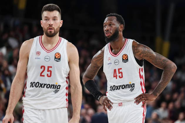 December 12, 2025, Barcelona, Barcelona, Spain: Alec Peters and Donta Hall of Olympiacos Piraeus look on during the EuroLeague Regular Season Round 15 match played between FC Barcelona, Barca and Olympiacos Piraeus at Palau Blaugrana on December 12, 2025 in Barcelona, Spain. Barcelona Spain - ZUMAa181 20251212_zaa_a181_175 Copyright: xJavierxBorregox