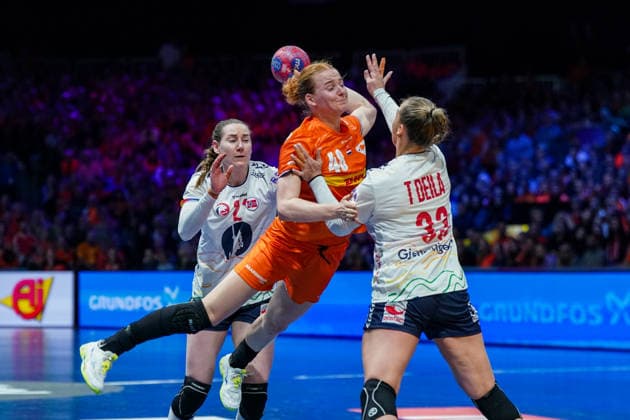 2025-12-12 Netherlands v Norway - IHF World Women s Handball Championship ROTTERDAM, NETHERLANDS - DECEMBER 12: Dione Housheer of The Netherlands shoots at goal during the IHF World Women s Handball Championship match between Netherlands and Norway at Ahoy on December 12, 2025 in Rotterdam, Netherlands. Rotterdam Ahoy Netherlands Content not available for redistribution in The Netherlands directly or indirectly through any third parties. Copyright: xHenkxSeppenx
