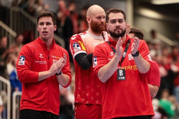 12 12 2025, Handball, Season 2025 2026, 2 Handball Bundesliga, 15 Matchday, TuSEM Essen TuS N Lübbecke, f l Youth Coordinator Florian Buddenborg TuSEM Essen , Alexander Becker TuSEM Essen , Coach Kenji Hövels TuSEM Essen , Essen Am Hallo NRW Germany xRHR PHOTO DEx Copyright: DennisxEwert RHR-FOTOx RHR-FOTO DE