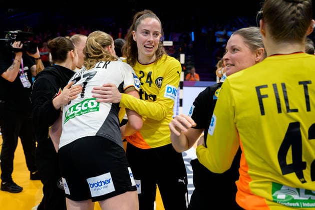 Handball, Womens World Championship, semi-final France Germany Viola Leuchter Germany , Goalkeeper Sarah Wachter Germany Final cheer Final cheer Emotion Joy Rotterdam Ahoy Netherlands