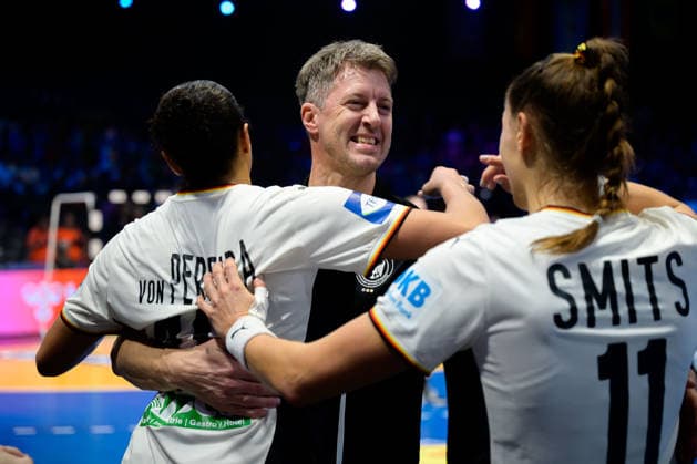 Handball, Womens World Championship, Semifinal France Germany Aimee von Pereira Germany , Coach Markus Gaugisch Germany , Xenia Smits Germany Final cheer Final cheer Emotion Joy Rotterdam Ahoy Netherlands