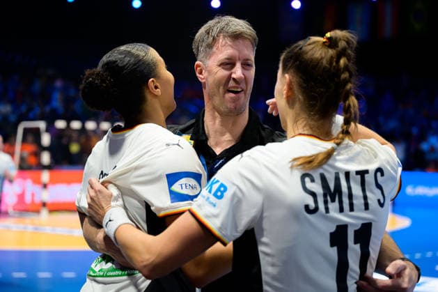 Handball, Womens World Championship, Semifinal France Germany Aimee von Pereira Germany , Coach Markus Gaugisch Germany , Xenia Smits Germany Final cheer Final cheer Emotion Joy Rotterdam Ahoy Netherlands