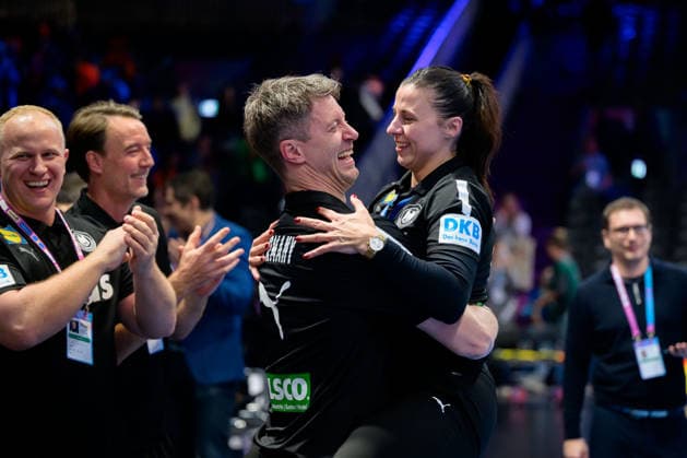 Handball, Womens World Championship, semi-final France Germany Coach Markus Gaugisch Germany , Goalkeeper coach Jasmina Rebmann Jankovic Germany Final cheer Final cheer Emotion Joy Rotterdam Ahoy Netherlands
