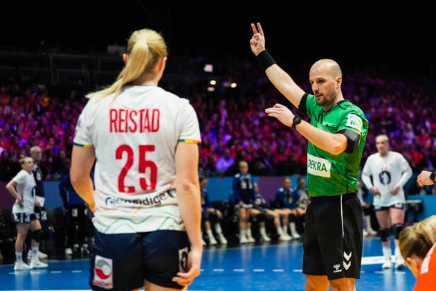 Women s Handball World Championship 2025 Netherlands Norway Rotterdam, Netherlands 20251212 Norway s Henny Ella Reistad receives a two minute suspension during the semi final of the Women s Handball World Championship between the Netherlands and Norway at Ahoy Arena Photo Beate Oma Dahle NTB Rotterdam Netherlands EDITORIAL USE ONLY RESTRICTED USE FOR BETTING COMPANIES  Copyright: xBeatexOmaxDahlex xNTBx