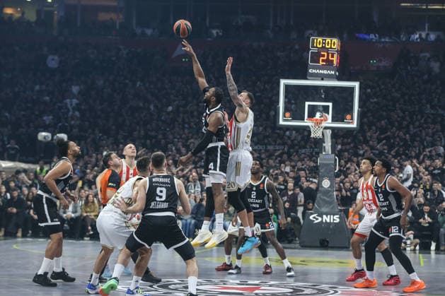 Partizan v Crvena Zvezda - EuroLeague BELGRADE, SERBIA - DECEMBER 12: Duane Washington (4) of Partizan competes with Donatas Motiejunas (20) of Crvena Zvezda during the EuroLeague match between Partizan and Crvena Zvezda at the Belgrade Arena in Belgrade, Serbia on December 12, 2025. Filip Stevanovic Anadolu Belgrade Serbia. Editorial use only. Please get in touch for any other usage.  Copyright: x2025xAnadoluxFilipxStevanovicx