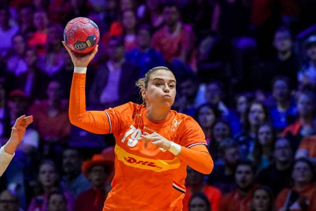 2025-12-12 Netherlands v Norway - IHF World Women s Handball Championship ROTTERDAM, NETHERLANDS - DECEMBER 12: Estavana Polman of The Netherlands passes the ball during the IHF World Women s Handball Championship match between Netherlands and Norway at Ahoy on December 12, 2025 in Rotterdam, Netherlands. Rotterdam Ahoy Netherlands Content not available for redistribution in The Netherlands directly or indirectly through any third parties. Copyright: xHenkxSeppenx