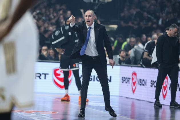 Partizan v Crvena Zvezda - EuroLeague BELGRADE, SERBIA - DECEMBER 12: Head coach of Partizan Mirko Ocokoljic gives tactics during EuroLeague round 15 basketball match between Partizan and Crvena Zvezda on December 12, 2025. Filip Stevanovic Anadolu Belgrade Serbia. Editorial use only. Please get in touch for any other usage.  Copyright: x2025xAnadoluxFilipxStevanovicx