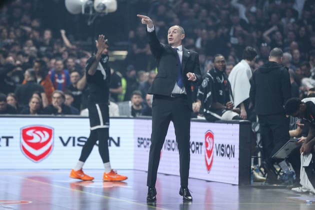 Partizan v Crvena Zvezda - EuroLeague BELGRADE, SERBIA - DECEMBER 12: Head coach of Partizan Mirko Ocokoljic gives tactics during EuroLeague round 15 basketball match between Partizan and Crvena Zvezda on December 12, 2025. Filip Stevanovic Anadolu Belgrade Serbia. Editorial use only. Please get in touch for any other usage.  Copyright: x2025xAnadoluxFilipxStevanovicx