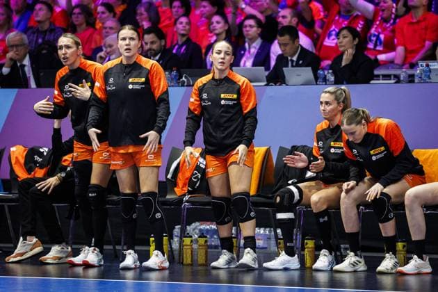 ROTTERDAM - Dutch players during the semi-final at the World Handball Championship between the Netherlands and Norway. ANP IRIS VAN DEN BROEK netherlands out - belgium out Rotterdam xVIxxIVx 544693287 originalFilename: 544693287.jpg