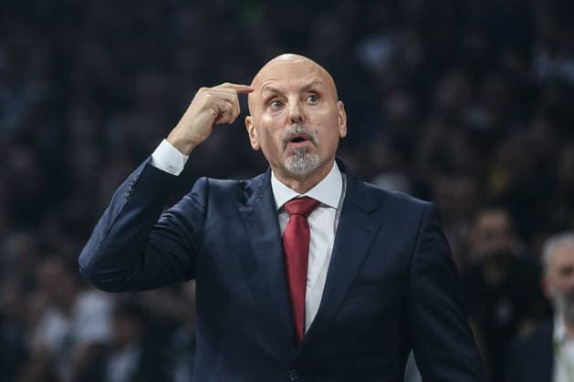 Partizan v Crvena Zvezda - EuroLeague BELGRADE, SERBIA - DECEMBER 12: Head coach Sasa Obradovic of Crvena Zvezda gives tactics during EuroLeague round 15 basketball match between Partizan and Crvena Zvezda on December 12, 2025. Filip Stevanovic Anadolu Belgrade Serbia. Editorial use only. Please get in touch for any other usage.  Copyright: x2025xAnadoluxFilipxStevanovicx
