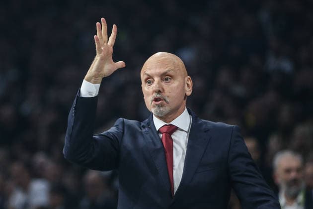 Partizan v Crvena Zvezda - EuroLeague BELGRADE, SERBIA - DECEMBER 12: Head coach Sasa Obradovic of Crvena Zvezda gives tactics during EuroLeague round 15 basketball match between Partizan and Crvena Zvezda on December 12, 2025. Filip Stevanovic Anadolu Belgrade Serbia. Editorial use only. Please get in touch for any other usage.  Copyright: x2025xAnadoluxFilipxStevanovicx