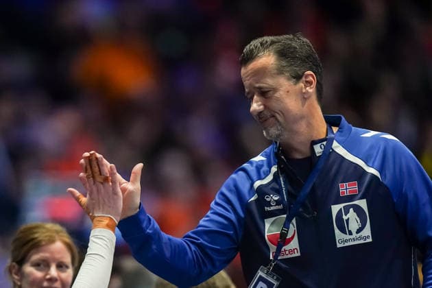 2025-12-12 Netherlands v Norway - IHF World Women s Handball Championship ROTTERDAM, NETHERLANDS - DECEMBER 12: Coach Ricardo Clarijs of The Netherlands looks on during the IHF World Women s Handball Championship match between Netherlands and Norway at Ahoy on December 12, 2025 in Rotterdam, Netherlands. Rotterdam Ahoy Netherlands Content not available for redistribution in The Netherlands directly or indirectly through any third parties. Copyright: xHenkxSeppenx
