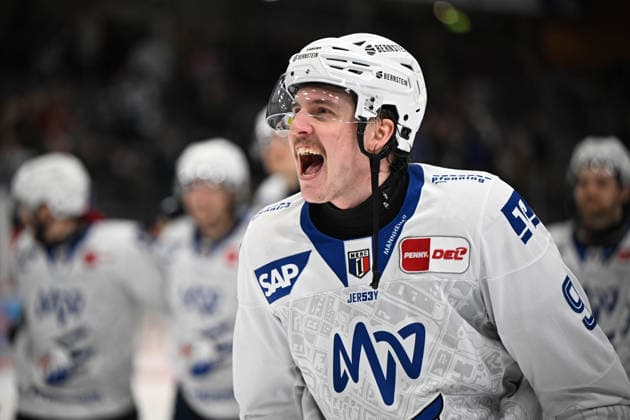 Jubel bei Leon Gawanke (Adler Mannheim) Schwenninger Wild Wings gegen Adler Mannheim, DEL, Hauptrunde, Spieltag 27, Saison 2025 2026, 12.12.2025 Schwenninger Wild Wings gegen Adler Mannheim, DEL, Hauptrunde, Spieltag 27, Saison 2025 2026, 12.12.2025 Schwenningen *** Cheers for Leon Gawanke Adler Mannheim Schwenninger Wild Wings v Adler Mannheim, DEL, Main Round, Matchday 27, 2025 2026 Season, 12 12 2025 Schwenninger Wild Wings v Adler Mannheim, DEL, Main Round, Matchday 27, 2025 2026 Season, 12 12 2025 Schwenningen Copyright: xEibner-Pressefoto SvenxLaeglerx EP_SVL