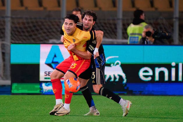 Riccardo Sottil of US Lecce in action against Arturo Calabresi of Pisa during US Lecce vs Pisa SC, Italian soccer Serie A match in Lecce, Italy, December 12 2025  Copyright: xEmmanuelexMastrodonato IPAxSportx xipa-agency.netx xx IPA_69081122 IPA_Agency_IPA69081122