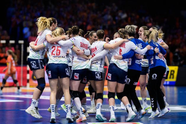 251212 Players of Norway celebrate winning the IHF Women™s World Championship semifinal between Netherlands and Norway on December 12, 2025 in Rotterdam Photo Joel Marklund BILDBYRAN kod JM JM0756 bbeng handball handball handball vm handball vm handbolls vm ihf handball world championship world handball championship 2025 world championship 2025 semifinal semifinals netherlands norway norge netherlands dam jubel  Copyright: JOELxMARKLUND BB251212JM064