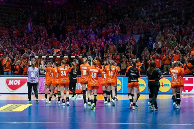 2025-12-12 Netherlands v Norway - IHF World Women s Handball Championship ROTTERDAM, NETHERLANDS - DECEMBER 12: Alieke van Maurik of The Netherlands, Lois Abbingh of The Netherlands, Larissa Nusser of The Netherlands, Bo van Wetering of The Netherlands, Kelly Dulfer of The Netherlands, Judith van der Helm of The Netherlands, Zoe Sprengers of The Netherlands, Bianca Schanssema of The Netherlands, Angela Malestein of The Netherlands, Nikita van der Vliet of The Netherlands, Rinka Duijndam of The Netherlands, Yara ten Holte of The Netherlands, Dione Housheer of The Netherlands, Estavana Polman of The Netherlands, Merel Freriks of The Netherlands, Romee Maarschalkerweerd of The Netherlands, Kelly Vollebregt of The Netherlands, Sarah Dekker of The Netherlands thanking fans for their support during the IHF World Women s Handball Championship match between Netherlands and Norway at Ahoy on December 12, 2025 in Rotterdam, Netherlands. Rotterdam Ahoy Netherlands Content not available for redistribution in The Netherlands directly or indirectly through any third parties. Copyright: xHenkxSeppenx