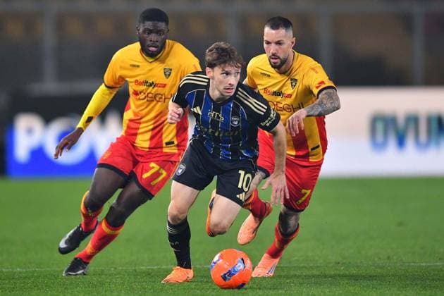 Lecce s midfielder Mohamed Kaba (77 US Lecce) and Pisa s Attacking Midfielder Matteo Tramoni (10 Pisa Sporting Club 1909) in action during the Serie A Enilive soccer matchday 15 between US Lecce and Pisa Sportin Club 1909 at the Via del Mare Stadium in Lecce, Italy, Friday, December 12, 2025. (Credit Image: Giovanni Evangelista LaPresse)  Copyright: xGiovannixEvangelista LaPressex