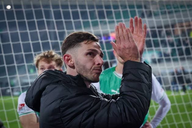 Branimir Hrgota 10 Spvgg Greuther Fuerth thanks the fans, Spvgg Greuther Fuerth vs Hertha BSC Berlin, Football, 2 Bundesliga, DFL, Saison 2025 2026, Hinrunde, 16 Spieltag, 12 12 2025 DFB regulations prohibit any use of photographs as image sequences and or quasi video Fuerth Bayern Germany Copyright: xkolbert-press MartinxAgüerax