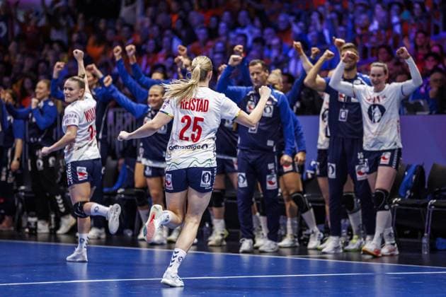 ROTTERDAM - Henny Ella Reistad (NOR) and players from Norway cheer during the semi-final at the World Handball Championship between the Netherlands and Norway. ANP IRIS VAN DEN BROEK netherlands out - belgium out Rotterdam xVIxxIVx 544693348 originalFilename: 544693348.jpg