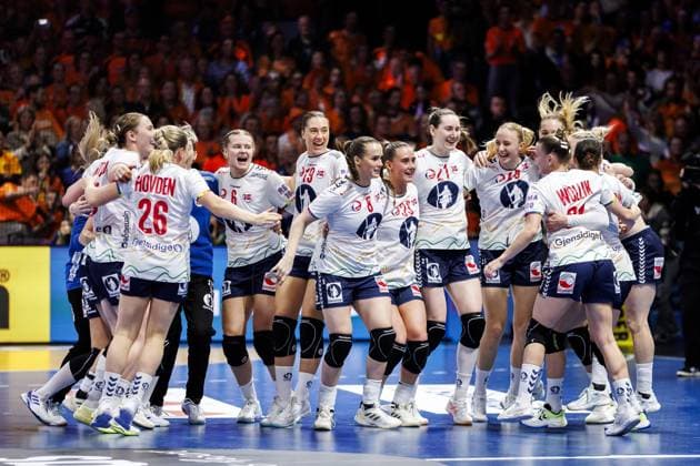 ROTTERDAM - Norwegian players celebrate the semi-final victory at the World Handball Championship between the Netherlands and Norway. ANP IRIS VAN DEN BROEK netherlands out - belgium out Rotterdam xVIxxIVx 544694797 originalFilename: 544694797.jpg