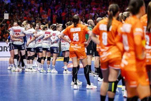 ROTTERDAM - Norwegian players celebrate the semi-final victory at the World Handball Championship between the Netherlands and Norway. ANP IRIS VAN DEN BROEK netherlands out - belgium out Rotterdam xVIxxIVx 544694977 originalFilename: 544694977.jpg