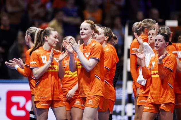 ROTTERDAM - Dutch players react after losing the semi-final match at the World Handball Championship between the Netherlands and Norway. ANP IRIS VAN DEN BROEK netherlands out - belgium out Rotterdam xVIxxIVx 544695026 originalFilename: 544695026.jpg