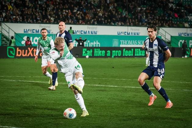 Jomaine Consbruch 14 Spvgg Greuther Fuerth , right, with a great chance just before the end of the game, with Linus Gechter 44 Hertha BSC Berlin , Spvgg Greuther Fuerth vs Hertha BSC Berlin, Football, 2 Bundesliga, DFL, Season 2025 2026, Hinrunde, 16 Matchday, 12 12 2025 DFB regulations prohibit any use of photographs as image sequences and or quasi video Fuerth Bayern Germany Copyright: xkolbert-press MartinxAgüerax