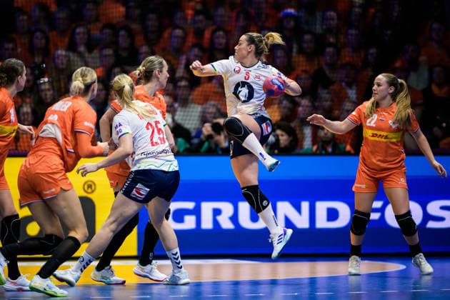 251212 Nora Mork of Norway shoots the ball during the IHF Women™s World Championship semifinal between Netherlands and Norway on December 12, 2025 in Rotterdam Photo Joel Marklund BILDBYRAN kod JM JM0756 bbeng handball handball handball vm handball vm handbolls vm ihf handball world championship world handball championship 2025 world championship 2025 semifinal semifinals nederländerna norway norge netherlands dam  Copyright: JOELxMARKLUND BB251212JM073