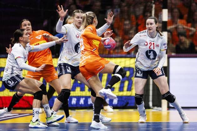 ROTTERDAM - Estavana Polman (NED) in action during the semi-final at the World Handball Championship between the Netherlands and Norway. ANP IRIS VAN DEN BROEK netherlands out - belgium out Rotterdam xVIxxIVx 544696081 originalFilename: 544696081.jpg