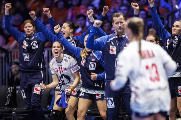 ROTTERDAM - Norwegian players cheer during the semi-final match at the World Handball Championship between the Netherlands and Norway. ANP IRIS VAN DEN BROEK netherlands out - belgium out Rotterdam xVIxxIVx 544696089 originalFilename: 544696089.jpg