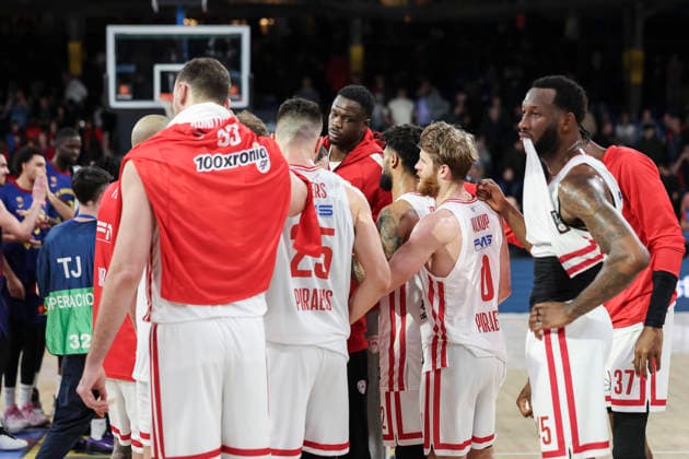 December 12, 2025, Barcelona, Barcelona, Spain: Players of Olympiacos Piraeus looks dejected after the team s defeat in during the EuroLeague Regular Season Round 15 match played between FC Barcelona, Barca and Olympiacos Piraeus at Palau Blaugrana on December 12, 2025 in Barcelona, Spain. Barcelona Spain - ZUMAa181 20251212_zaa_a181_234 Copyright: xJavierxBorregox