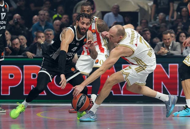 Partizan v Crvena Zvezda, Euroleague basketball, season 2025 2026, round 15 Belgrade, Serbia. 12th Dec, 2025. Partizan s Duane Washington (L) and Crvena Zvezda s Dejan Davidovac (R) during Euroleague basketball match between Partizan and Crvena Zvezda (Red Star) on December 12. 2025. in Belgrade, Serbia. Belgrade Serbia Copyright: xPedjaxMilosavljevic STARSPORTx