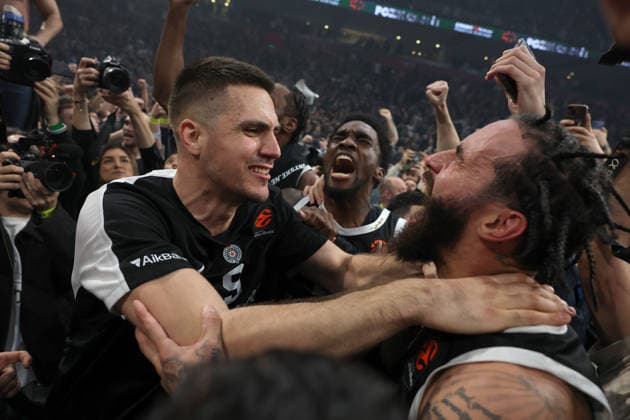 Partizan v Crvena Zvezda, Euroleague basketball, season 2025 2026, round 15 Belgrade, Serbia. 12th Dec, 2025. Partizan s Vanja Marinkovic (L) and Duane Washington (R) celebrate with supporters during Euroleague basketball match between Partizan and Crvena Zvezda (Red Star) on December 12. 2025. in Belgrade, Serbia. Belgrade Serbia Copyright: xPedjaxMilosavljevic STARSPORTx