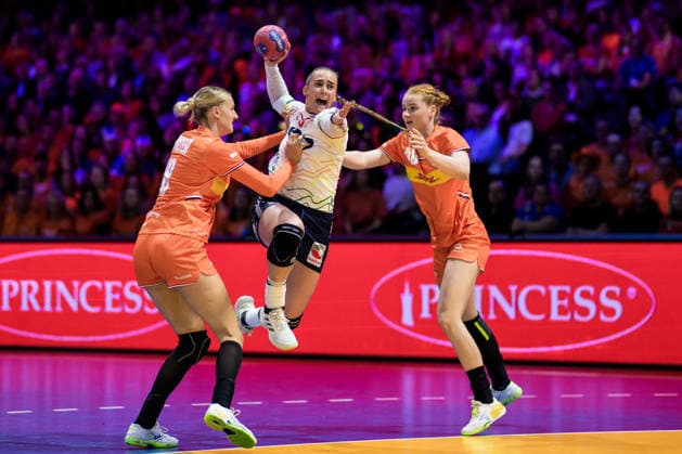 251212 Kelly Dulfer and Dione Housheer of Netherlands in action against Thale Rushfeldt Deila of Norway during the IHF Women™s World Championship semifinal between Netherlands and Norway on December 12, 2025 in Rotterdam Photo Joel Marklund BILDBYRAN kod JM JM0756 bbeng handball handboll handball vm handball vm handbolls vm ihf handball world championship world handball championship 2025 world championship 2025 semifinal semifinals nederländerna norway norge netherlands dam  Copyright: JOELxMARKLUND BB251212JM098