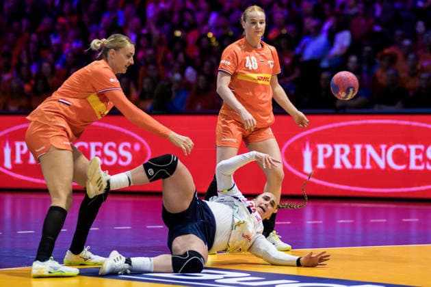 251212 Kelly Dulfer and Dione Housheer of Netherlands in action against Thale Rushfeldt Deila of Norway during the IHF Women™s World Championship semifinal between Netherlands and Norway on December 12, 2025 in Rotterdam Photo Joel Marklund BILDBYRAN kod JM JM0756 bbeng handball handboll handball vm handball vm handbolls vm ihf handball world championship world handball championship 2025 world championship 2025 semifinal semifinals nederländerna norway norge netherlands dam  Copyright: JOELxMARKLUND BB251212JM099