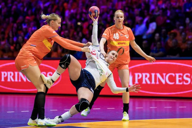 251212 Kelly Dulfer and Dione Housheer of Netherlands in action against Thale Rushfeldt Deila of Norway during the IHF Women™s World Championship semifinal between Netherlands and Norway on December 12, 2025 in Rotterdam Photo Joel Marklund BILDBYRAN kod JM JM0756 bbeng handball handboll handball vm handball vm handbolls vm ihf handball world championship world handball championship 2025 world championship 2025 semifinal semifinals nederländerna norway norge netherlands dam  Copyright: JOELxMARKLUND BB251212JM100